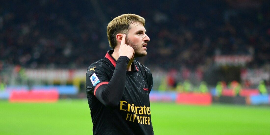 Santiago Giménez celebra su segundo gol con el Milan