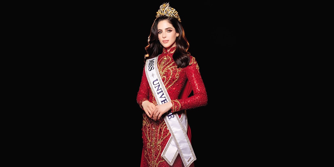 Fátima Bosch posa con la corona.