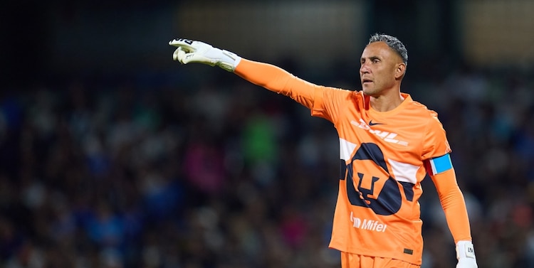 Keylor Navas en un partido con Pumas