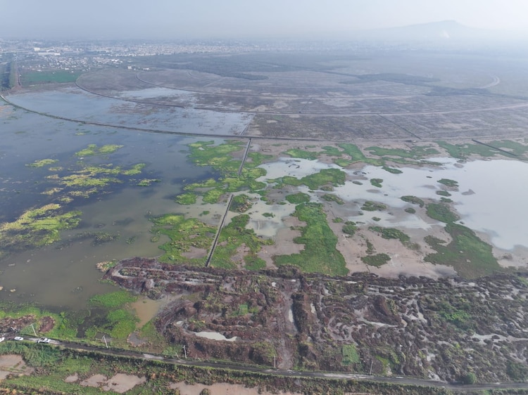 Vista de los bordos construidos en el antiguo predio de Sosa Texcoco, que funcionará como vaso regulador hídrico regional.