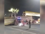 Tráiler choca con puente y lo derriba en la carretera Los Reyes-Texcoco
