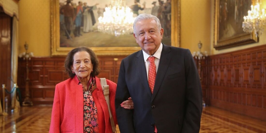 La senadora Ifigenia Martínez junto con el Presidente Andrés Manuel López Obrador. 