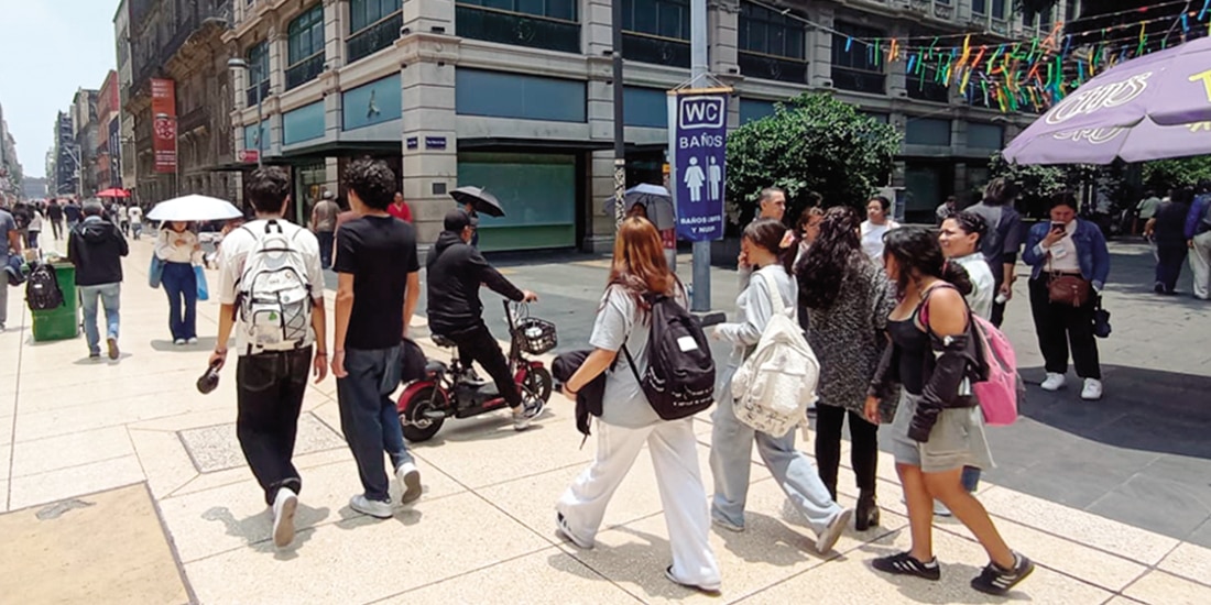 Un usuario de Vemepe cruza el corredor Madero entre peatones, ayer.