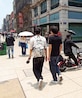 Un usuario de Vemepe cruza el corredor Madero entre peatones, ayer.