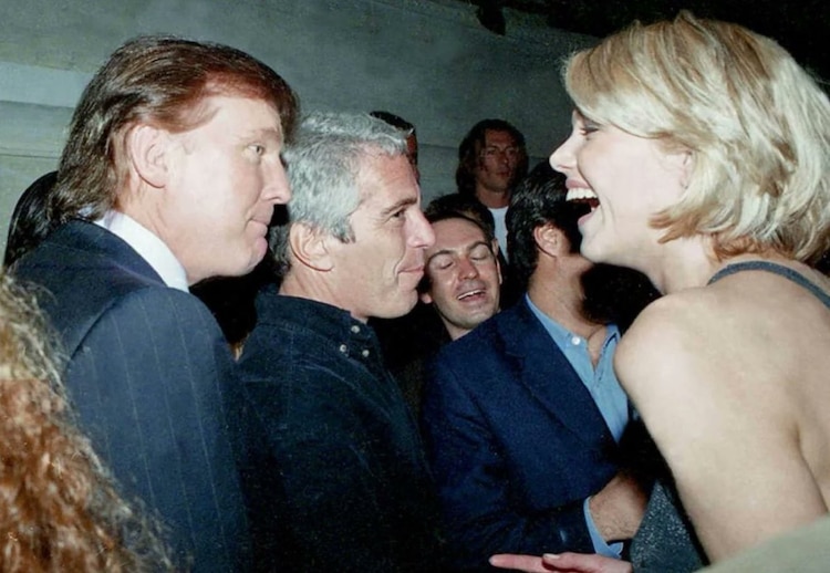 El ahora presidente de EU, Donald Trump, aparece en varias fotos de los archivos Epstein.