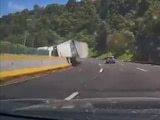 Tráiler volcado en la México-Cuernavaca.