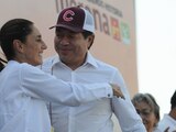 Claudia Sheinbaum y Mario Delgado se saludan luego del discurso del dirigente de Morena en el Estado de México.