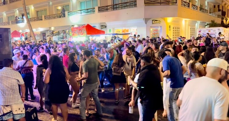 Turistas y locales disfrutaron del fútbol y la gastronomía en un viernes lleno de emoción en Mazatlán.