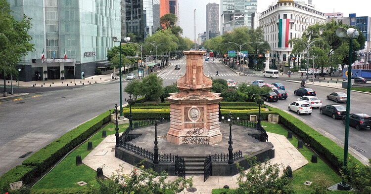 La estatua de Cristóbal Colón, que se ubicaba en Paseo de la Reforma, en la Ciudad de México, fue retirada en septiembre del 2021, y en su lugar se colocó la escultura de La Joven de Amajac.