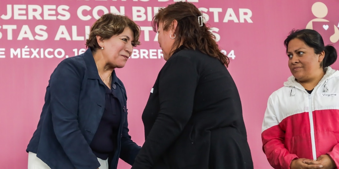 La Gobernadora del Estado de México con una de las beneficiadas.