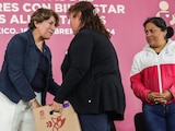 La Gobernadora del Estado de México con una de las beneficiadas.