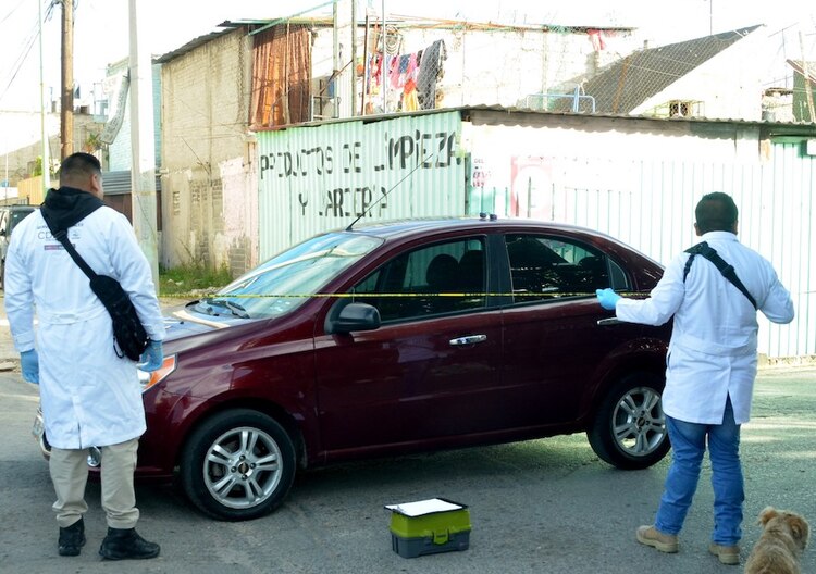 Un Uber dentro de una escena de crimen, en Ixtapaluca, Estado de México, en 2019.