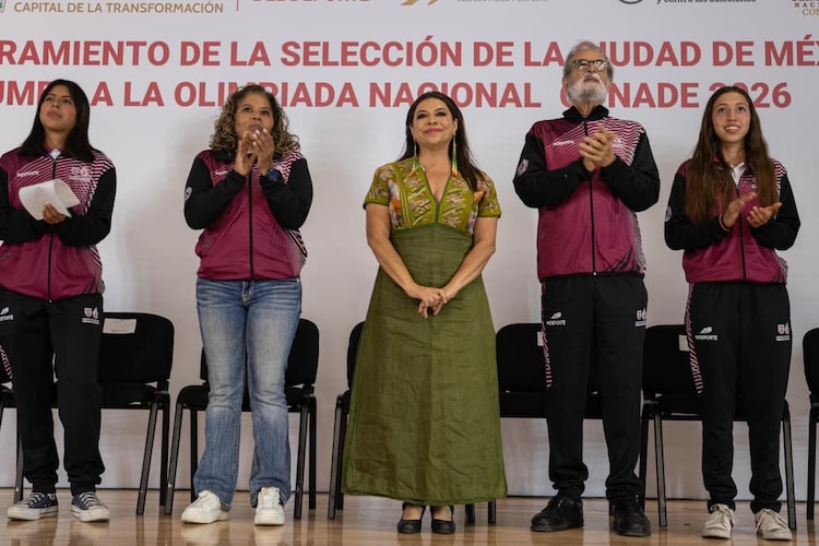 Al centro, la Jefa de Gobierno, Clara Brugada.