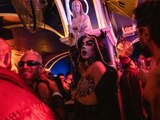 Una Drag Queen posa durante la reapertura del bar "La Purísima" en la colonia Centro Histórico que reabrió sus puertas tras dos años y medio de pandemia por Covid-19.
