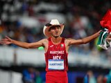 El mexicano Fernando Martínez celebra tras cruzar la meta de los 5.000 metros del atletismo de los Juegos Panamericanos en Santiago 2023