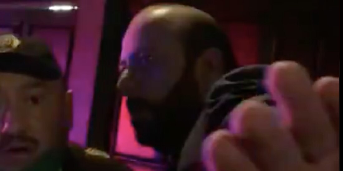 Este hombre fue exhibido en redes sociales por enfrentar física y verbalmente a policías municipales.