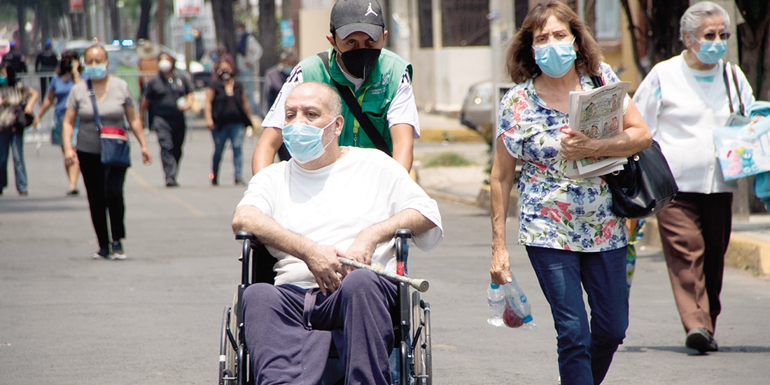 Persona en silla de ruedas acude a vacunarse contra el Covid-19, en imagen de archivo