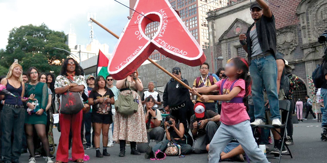 Manifestantes rompen una piñata de Airbnb en septiembre de 2025.