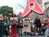 Manifestantes rompen una piñata de Airbnb en septiembre de 2025.