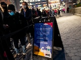 Decenas de ciudadanos esperan por su dosis anti-Covid de refuerzo en un centro de vacunación cerca del Central Park, ayer.