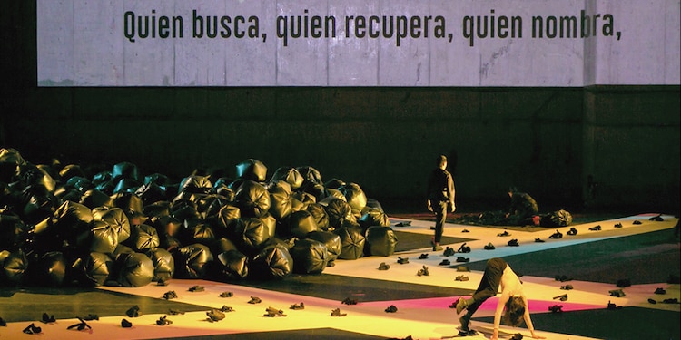 En La coreografía el cuerpo se vuelve territorio ritual.