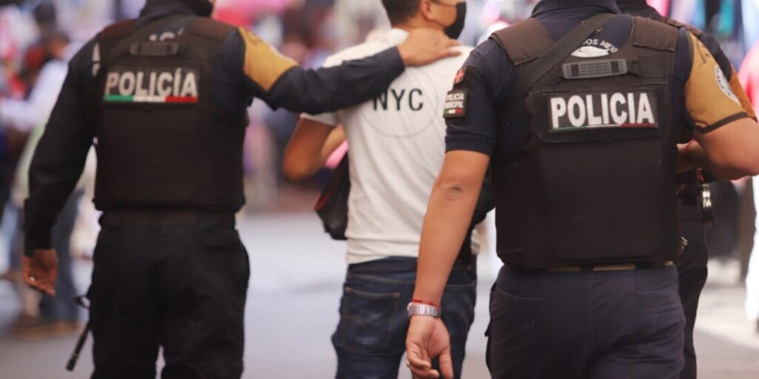 En la imagen, la detención de una de las 4 personas que se han negado a usar cubrebocas en Ecatepec