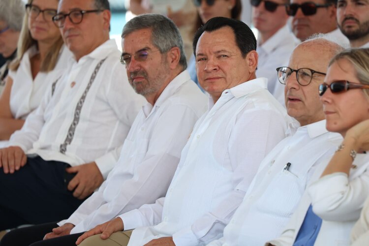 Al centro, el gobernador Joaquín Díaz Mena y el canciller Juan Ramón de la Fuente.