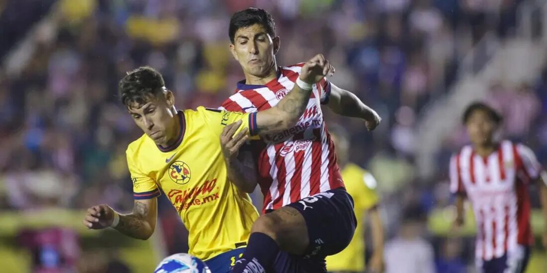 'Chicote' Calderón y 'Pocho' Guzmán en el Clásico Nacional Apertura 2024 Foto: Mexsport