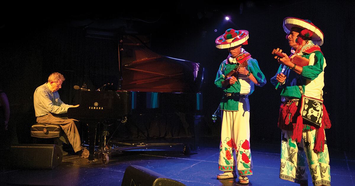 Muestran la unión de Philip Glass con la música wixárika - La Razón de ...