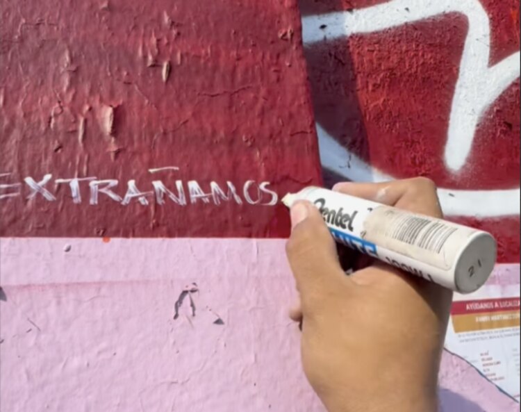 El joven además escribió frases en su obra, entre ellas, “Te extrañamos”.