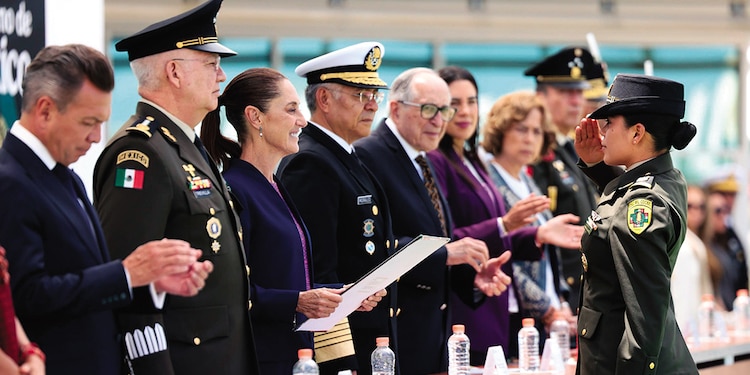 De izq. a der.: Pablo Lemus, Ricardo Trevilla, la Presidenta Sheinbaum y Raymundo Morales, ayer, en el Colegio del Aire.