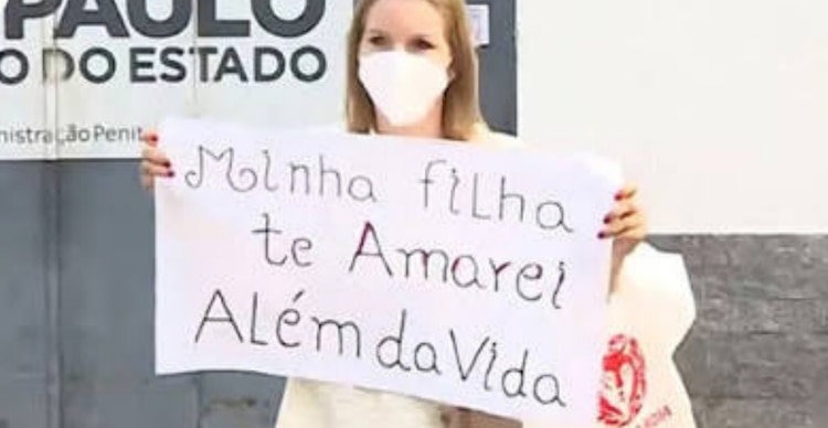 Elize Araújo Giacomini con un cartel "Hija mía, te amaré más allá de la vida"