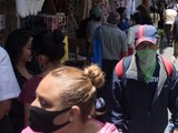 Personas caminan en las calles del Centro Histórico de la Ciudad de México, donde la venta de cubrebocas contra el COVID-19 sigue en auge