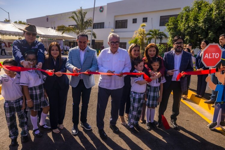 El Gobernador Rubén Rocha Moya inaugura el circuito vial en la primaria STASE, en beneficio de la seguridad escolar.