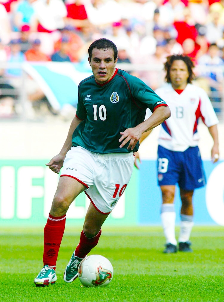 Cuauhtémoc Blanco vistiendo la camiseta Atlética en el Mundial 2002.