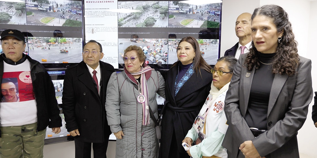 Clara Brugada, tercera de der. a izq. en primer plano, acompañada por activistas de búsqueda de personas y por otros funcionarios capitalinos, ayer en la inauguración del nuevo centro.