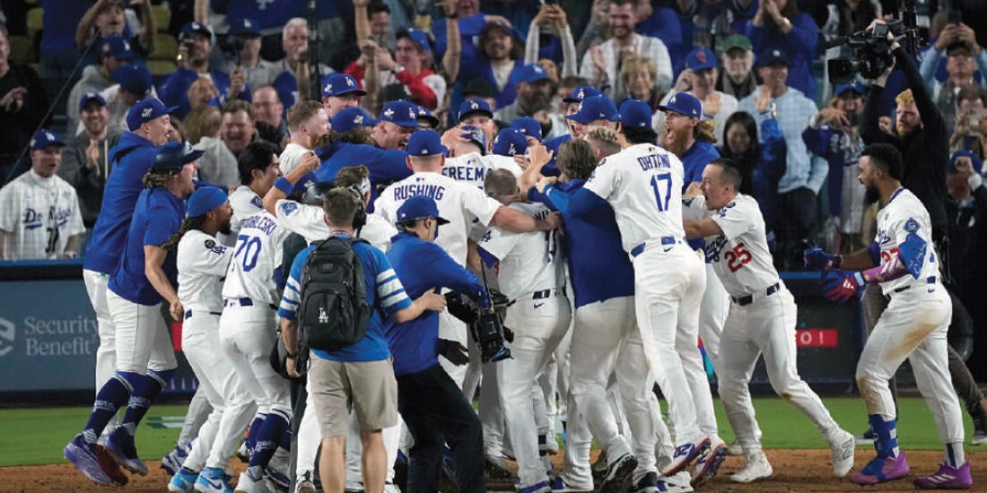 Jugadores de los Dodgers celebran la victoria, ayer, en casa.
