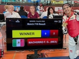 Fabiola Villegas presume su medalla de oro.
