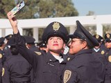 Dos graduadas se toman una selfie luego de la ceremonia realizada ayer, en la Universidad de la Policía.