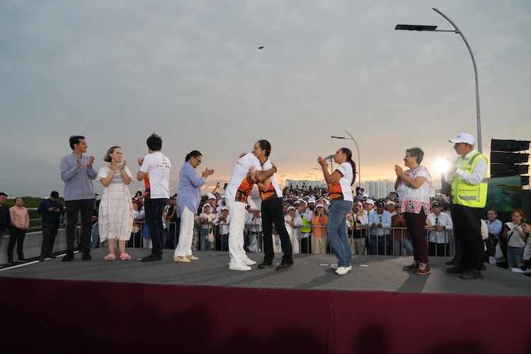 Presidenta Claudia Sheinbaum y autoridades federales inauguran puente en Cancún.