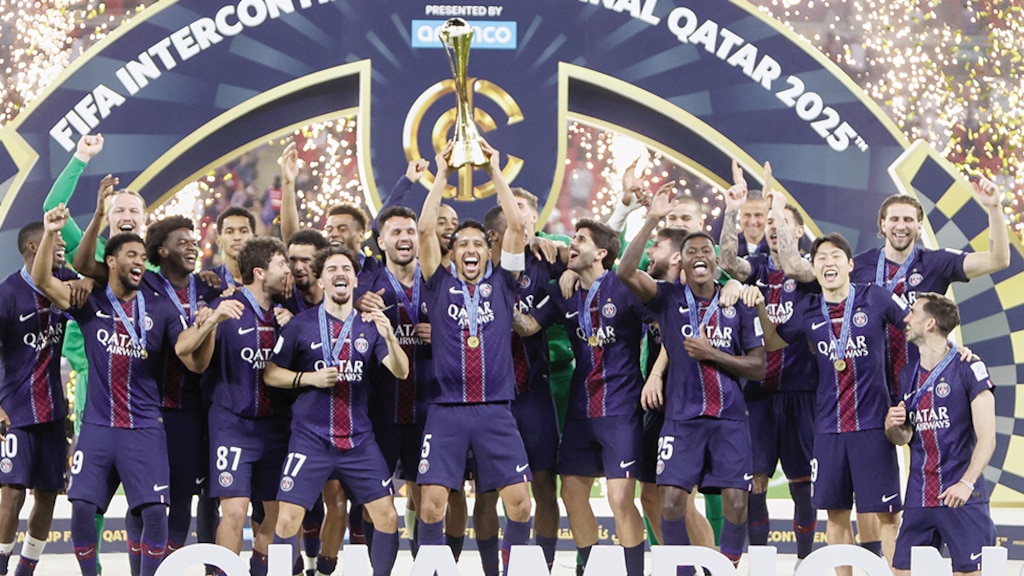 Los futbolistas del PSG celebran el título que ganaron.