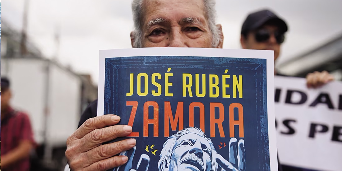 Un hombre pide la liberación de un periodista, el 18 de septiembre de 2025.