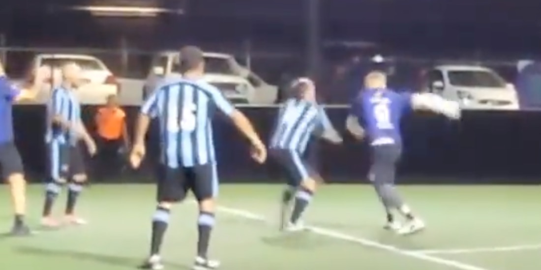 Matías Vuoso, exatacante del América, fue captado agarrándose a golpes con otra persona en pleno juego de futbol amateur.