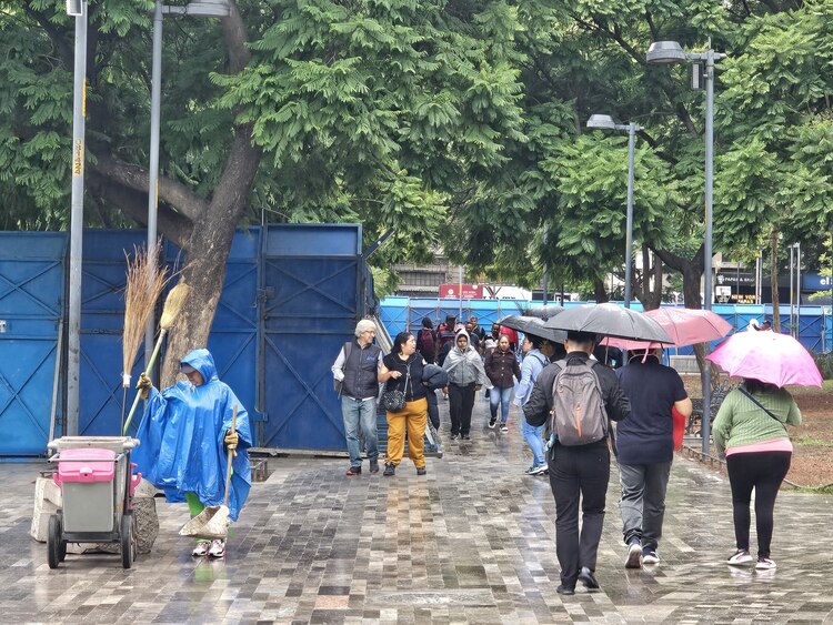Capitalinos pasean sobre la Alameda Central, que será remodelada.
