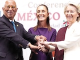 LA MANDATARIA con la presidenta de la Comisión Europea y el presidente del Consejo Europeo, ayer.