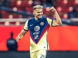 Henry Martín celebra una de sus dos anotaciones ante Chivas.
