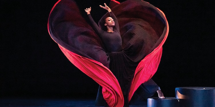 LA BAILARINA al inicio de la coreografía Chronicle, de la pionera de la danza.