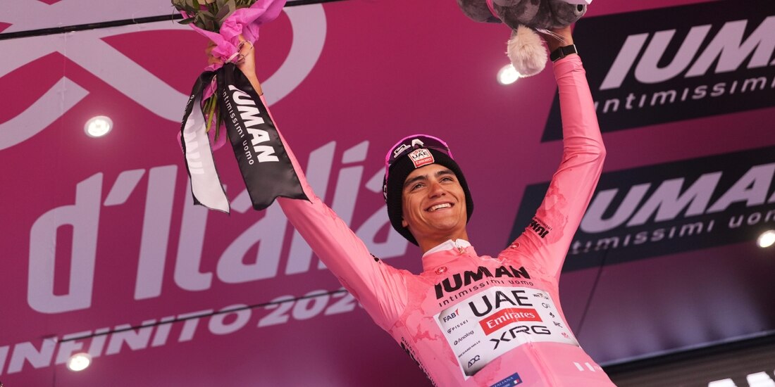 Isaac del Toro con la Maglia Rosa que lo hace líder del Giro de Italia