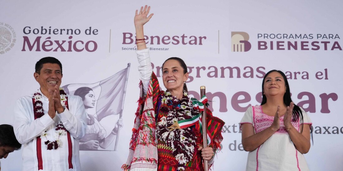 Al centro, la Presidenta de México, Claudia Sheinbaum, en Santiago Juxtlahuaca, Oaxaca.