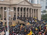 Manifestantes en la residencia oficial del presidente en Colombo, Sri Lanka.